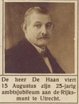 870154 Portret van de heer de Haan, bij zijn 25-jarig jubileum bij de Rijksmunt (Leidseweg 90).
